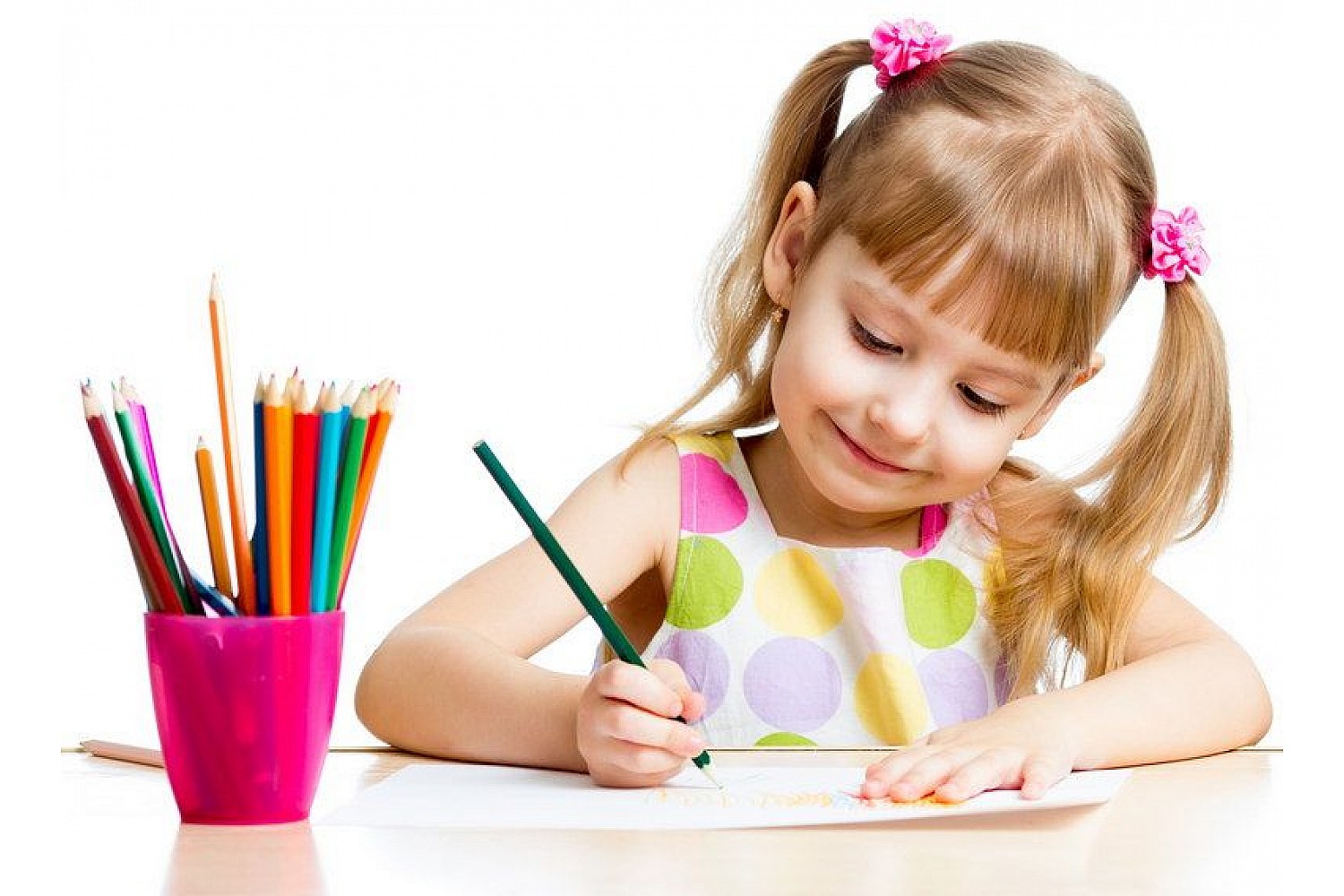 Внимание лет. Рисовать девочек. Рисование для детей. Девочка карандашом. Ребенок раскраскашивает.