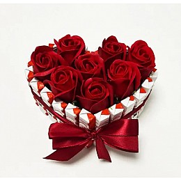 Подарунок з миловими трояндами та кіндерами PRO 20*15 см 320 г.