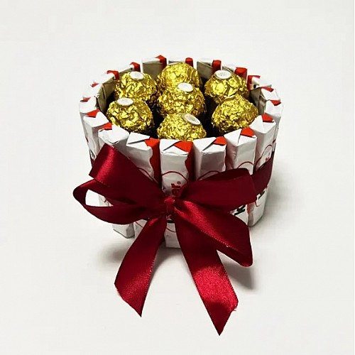 Подарочный набор сладостей с киндером и фереро PRO 13х13х10 см 320 г