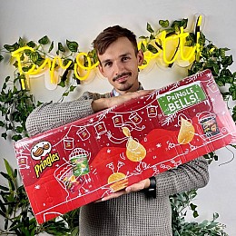 Новогодний адвент календарь Pringles Advent красный с 24 упаковками чипсов 1120 г
