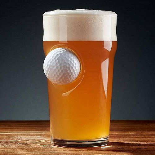 Бокал для пива с мячом для гольфа