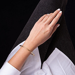 Жесткий браслет в желтом золоте б04751 Оникс