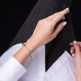 Жесткий браслет в белом золоте б04717 Оникс