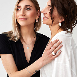 Жесткий браслет в белом золоте б04717 Оникс