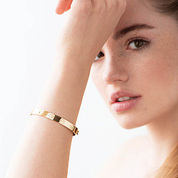 Жесткий браслет Love из желтого золота б04065 Оникс