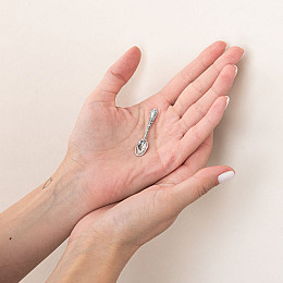 Серебряная сувенирная ложка с узором (чернение) 23481 Оникс