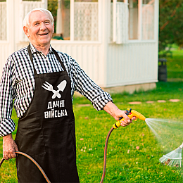 Фартук черный кухонный с принтом для дачника "Дачная войска. Скрещенные Лопатка и Грабли" ФА000767 Кавун