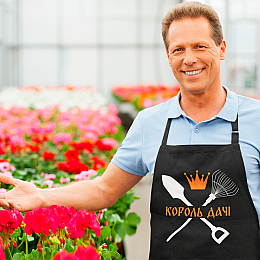 Фартук черный кухонный с принтом для дачника "Король дачи. Скрещенные Лопата и Грабли" ФА000768 Кавун
