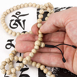 Четки з насіння пальми Кров дракона Колір слонової кістки Kailash 108 бусин 8.5 мм (22899)