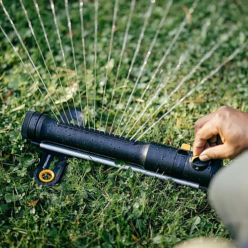 Дощуватель осцилюючий Fiskars Comfort M (1070834)