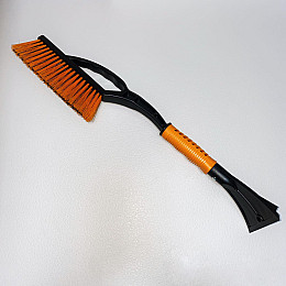 Щітка зі скребком автомобільна для снігу та льоду 57,5 см Ucsan Plastik 2310 оранжевий