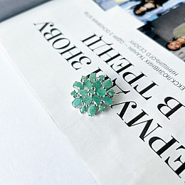 Серебряная брошка SilverBreeze с натуральным изумрудом 6.263ct (2140948)