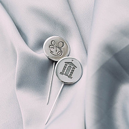 Серебряный значок с Вашей гравировкой 20050 Оникс