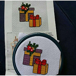 Набор-открытка для вышивки крестиком Абрис Арт Новогодние подарки AOH-005