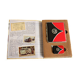 Набор портсигар и газовая зажигалка Licences VW Giftset Lighter&Cigarette Case Красно- черный (40610066REBL)