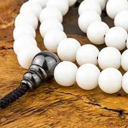 Четки мала из натурального камня Молочный агат Swayambhu ST 108 бусин 8.6 мм (27181)