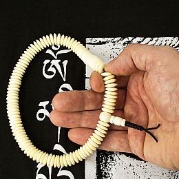 Четки тантрические из кости яка Swayambhu ST 108 бусин плоские 12.3 мм (12505)