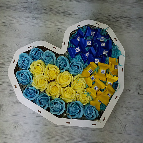 Подарочный набор Кукумбер С Украиной в сердце Ritter Sport с розами 8-0417