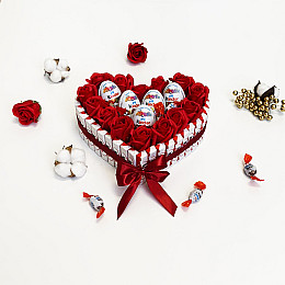 Сладкий торт-бокс из киндеров и конфет PRO 27*24 см 59 шт Красный