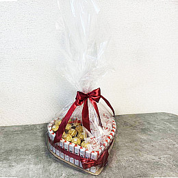 Торт из роз и сладостей PRO 27*24 см 56 шт Красный