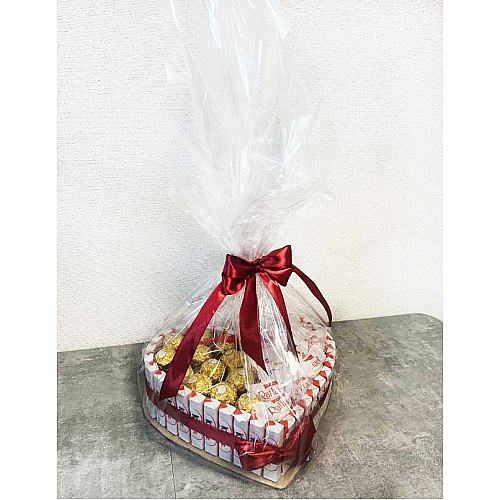 Набор из конфет с киндерами и красными розами PRO 27*24 см 60 шт