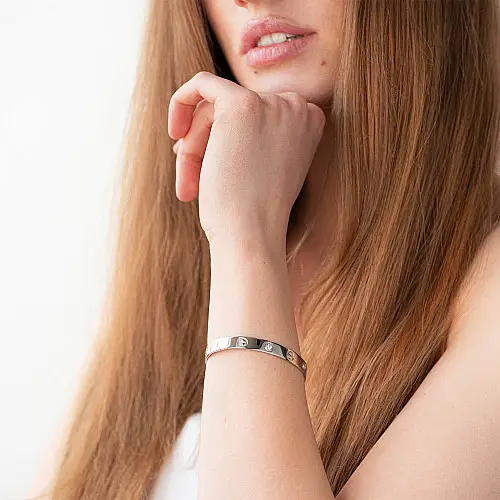 Жесткий браслет Love из белого золота б03336 Оникс