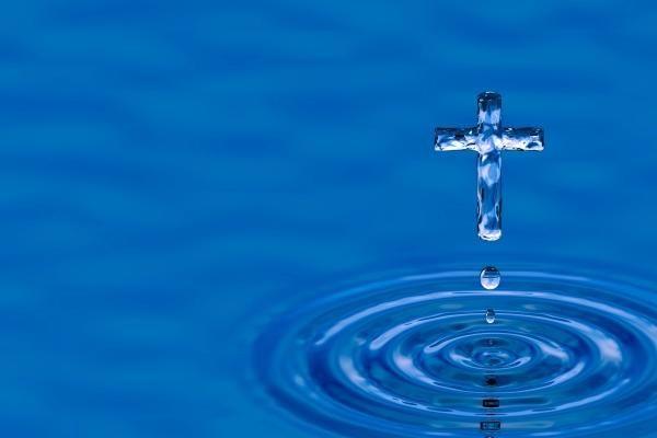 изображение как использовать воду на крещение